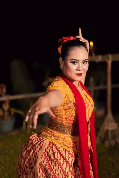 Sundananka Egzotyczną Twarzą Żółtej Sukience Czerwonym Szaliku Podczas Wystawy Tańca — Zdjęcie stockowe