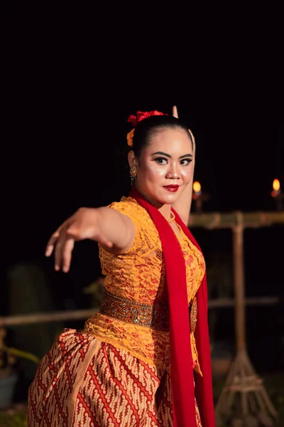 Sundanesisk Kvinna Med Exotiskt Ansikte Gul Klänning Och Röd Halsduk — Stockfoto