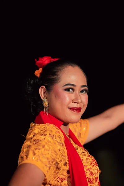 Обличчя Балінської Жінки Під Час Традиційного Танцю Одягненого Помаранчевий Костюм — стокове фото