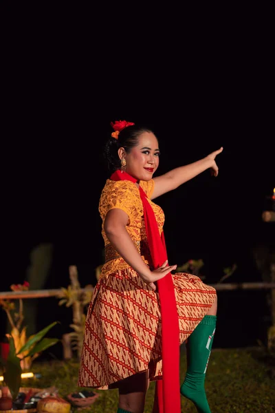 Asiatin Beim Traditionellen Tanz Jaipong Indonesien Mit Gelbem Kleid Und — Stockfoto