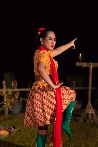 Azjatka Wykonująca Tradycyjny Taniec Jaipong Indonezji Żółtej Sukience Czerwonym Szaliku — Zdjęcie stockowe