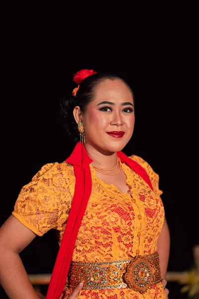 Exotische Indonesische Vrouwen Met Rode Lippen Make Terwijl Een Oranje — Stockfoto