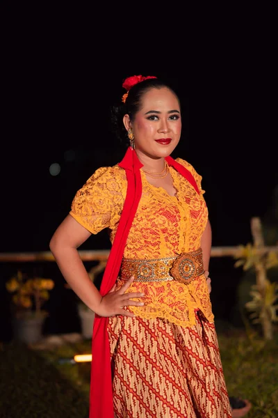 Piękne Indonezyjskie Kobiety Ubrane Pomarańczowy Tradycyjny Kostium Taneczny Zwany Kebaya — Zdjęcie stockowe