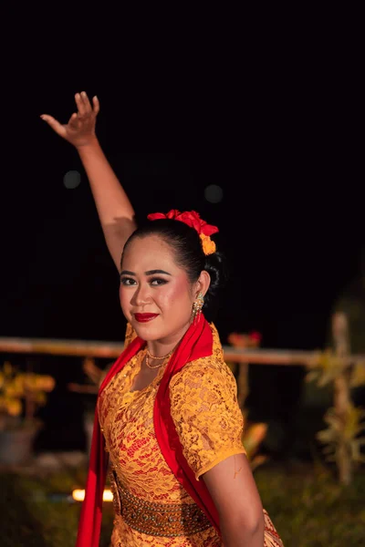 Geleneksel Dans Gösterisi Sırasında Sahnede Turuncu Bir Kostüm Makyaj Giyerken — Stok fotoğraf