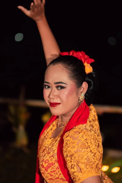 Cara Cerca Una Mujer Balinesa Durante Actuación Danza Tradicional Mientras — Foto de Stock