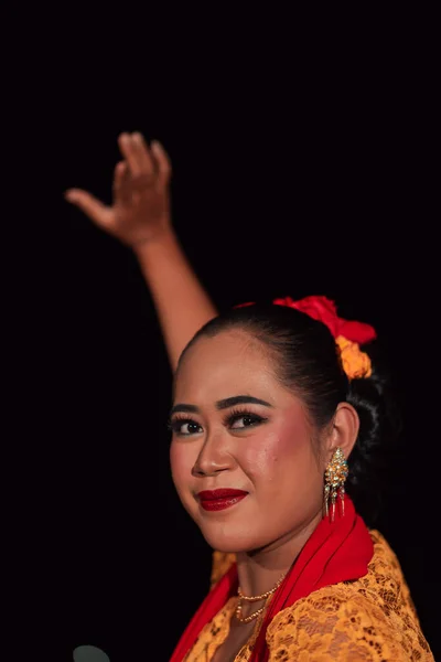 Geleneksel Dans Gösterisi Sırasında Sahnede Turuncu Bir Kostüm Makyaj Giyerken — Stok fotoğraf