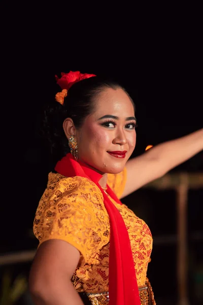 Cara Cerca Una Mujer Balinesa Durante Actuación Danza Tradicional Mientras — Foto de Stock