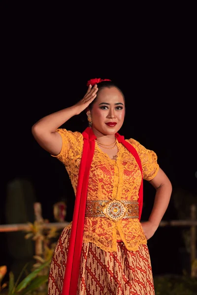 Красивые Индонезийские Женщины Оранжевом Традиционном Танцевальном Костюме Называемом Кебайя Танцуя — стоковое фото