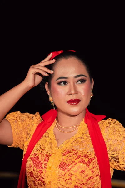 Egzotikus Indonéz Nők Vörös Ajkakkal Sminkkel Narancssárga Ruhában Piros Sállal — Stock Fotó