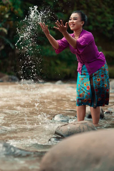 Uma Bela Mulher Asiática Lavando Mão Brincando Com Água Enquanto — Fotografia de Stock
