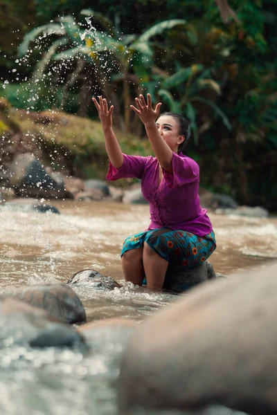 Mulher Asiática Brincando Com Água Suja Rio Sujo Enquanto Vestindo — Fotografia de Stock