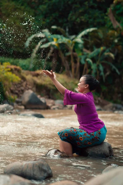 Mulher Indonésia Sentada Uma Pequena Rocha Brincando Com Água Enquanto — Fotografia de Stock
