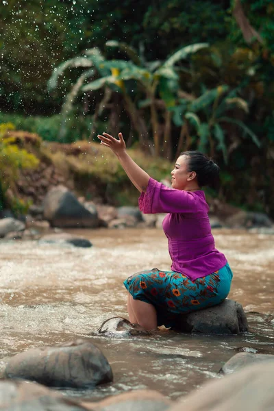 Mulher Indonésia Sentada Uma Pequena Rocha Brincando Com Água Enquanto — Fotografia de Stock