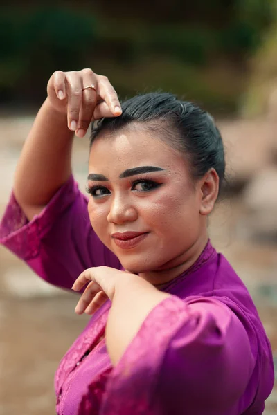 Mulher Javanesa Bonita Com Maquiagem Vestido Roxo Posando Com Mão — Fotografia de Stock