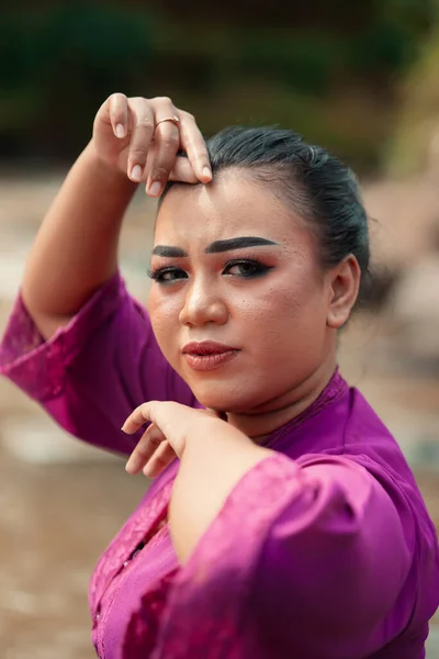 Close Uma Bela Mulher Asiática Com Maquiagem Enquanto Vestindo Vestido — Fotografia de Stock