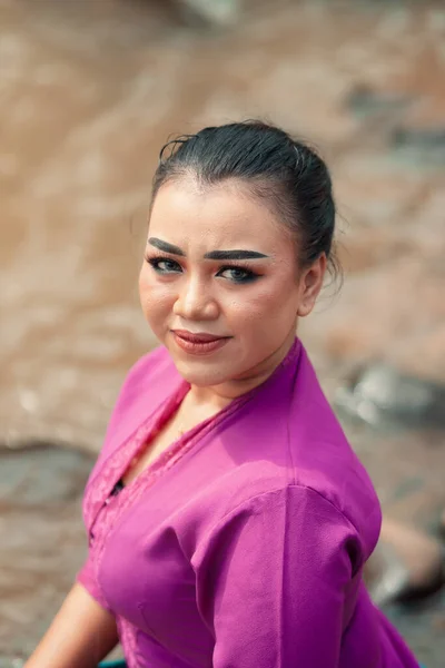 Zbliżenie Zdjęcie Pięknej Azjatki Makijażem Podczas Noszenia Tradycyjnej Fioletowej Sukienki — Zdjęcie stockowe