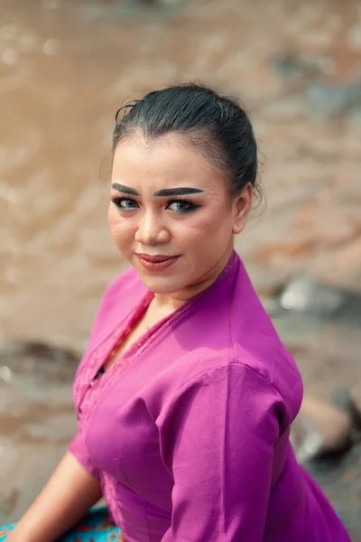 Zbliżenie Zdjęcie Pięknej Azjatki Makijażem Podczas Noszenia Tradycyjnej Fioletowej Sukienki — Zdjęcie stockowe