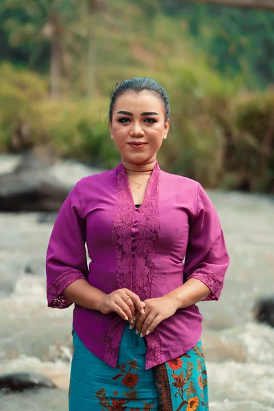 Mujer Asiática Pie Frente Río Mientras Lleva Vestido Púrpura Con —  Fotos de Stock