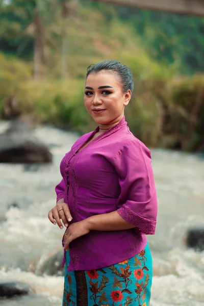 Mujer Asiática Pie Frente Río Mientras Lleva Vestido Púrpura Con —  Fotos de Stock