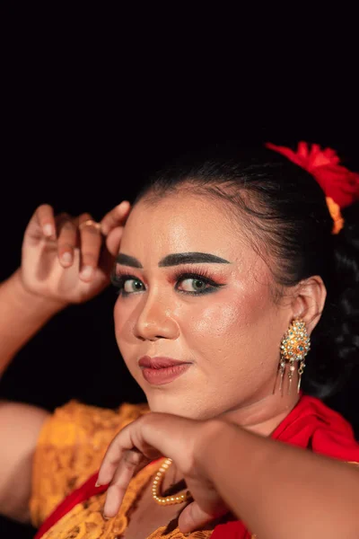 Sharp Gaze Indonesian Woman Makeup Her Face While Wearing Orange — Stock Photo, Image