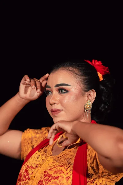 Ostrý Pohled Indonéské Ženy Make Upem Tváři Zatímco Sobě Oranžové — Stock fotografie