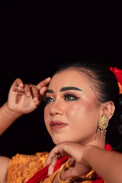 Olhar Afiado Uma Mulher Indonésia Com Maquiagem Rosto Enquanto Usava — Fotografia de Stock
