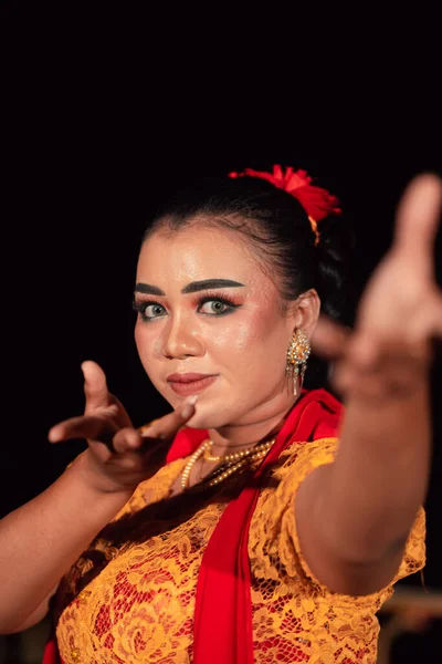 Una Mujer Balinesa Posa Con Ambas Manos Vestido Naranja Tradicional — Foto de Stock