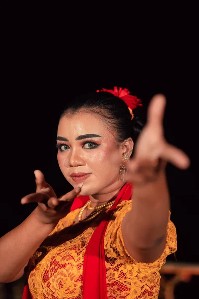 Uma Mulher Balinesa Posa Com Ambas Mãos Vestido Laranja Tradicional — Fotografia de Stock
