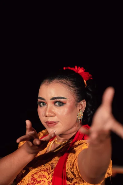 Balijka Pozuje Obiema Rękami Tradycyjnej Pomarańczowej Sukience Czerwonym Szaliku Swoim — Zdjęcie stockowe