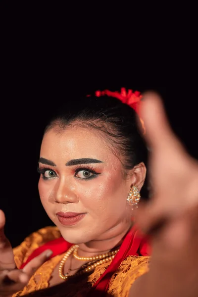 Een Balinese Vrouw Poseert Met Beide Handen Een Traditionele Oranje — Stockfoto