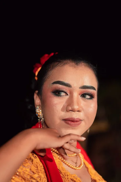 Wspaniała Azjatka Ubrana Makijaż Kwiaty Włosach Tradycyjnej Pomarańczowej Sukience Czerwonym — Zdjęcie stockowe