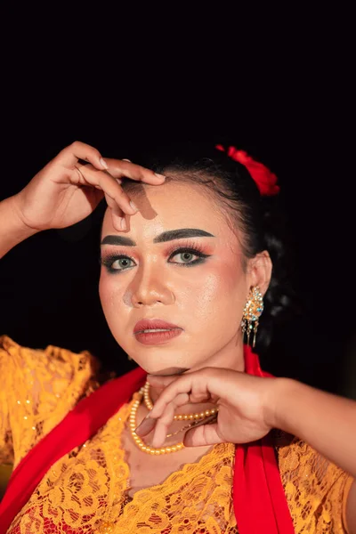 Wspaniała Azjatka Ubrana Makijaż Kwiaty Włosach Tradycyjnej Pomarańczowej Sukience Czerwonym — Zdjęcie stockowe