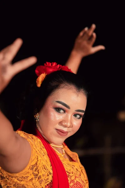 一名身穿橙色衣服 戴着红色围巾 化着妆的亚洲传统舞蹈家在晚上的舞蹈节上表演 — 图库照片