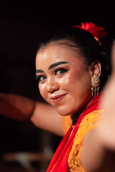 Vackert Ansikte Indonesisk Kvinna Smink Medan Dansar Traditionell Dans Orange — Stockfoto