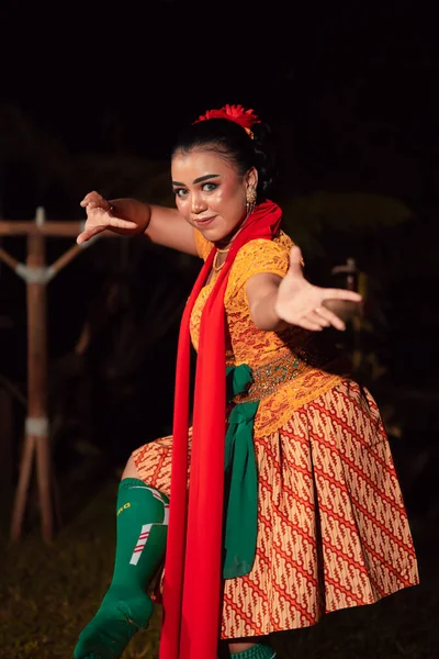 Mulher Balinesa Vestido Laranja Tradicional Dançando Com Lenço Vermelho Durante — Fotografia de Stock