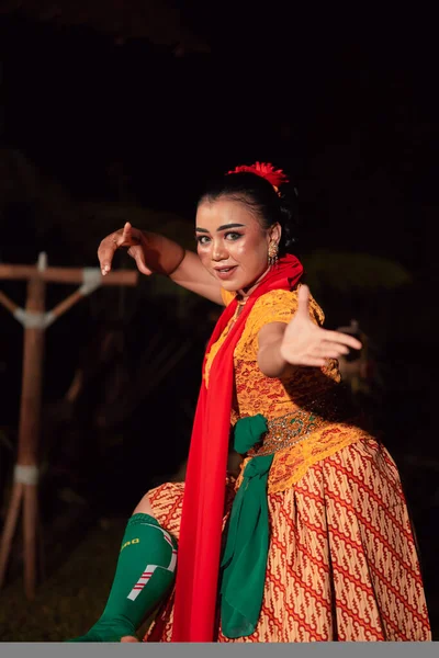 Балийская Женщина Традиционном Оранжевом Платье Танцует Красным Шарфом Время Ночных — стоковое фото