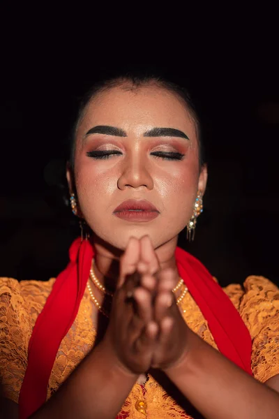 Ázsiai Imádkozik Mindkét Kezével Miközben Smink Egy Narancssárga Ruha Piros — Stock Fotó