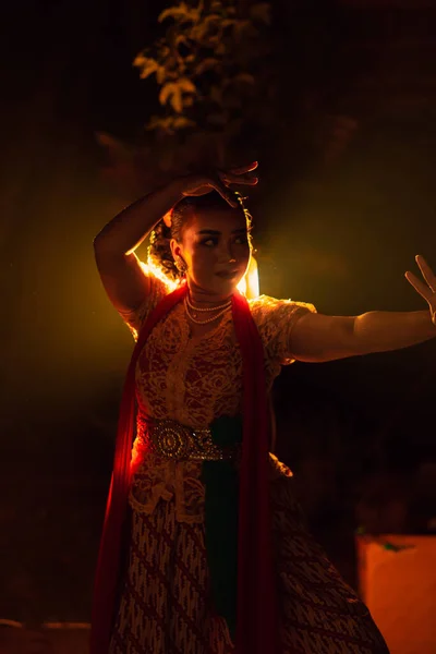Силует Жінки Баліно Традиційній Помаранчевій Сукні Танцюючи Перед Світлом Темну — стокове фото
