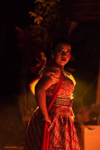 Festivalin Karanlık Gecesinde Işığın Önünde Dans Ederken Geleneksel Turuncu Elbiseli — Stok fotoğraf