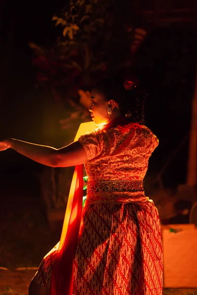 Corpo Silhueta Uma Mulher Balinesa Vestido Laranja Tradicional Enquanto Dança — Fotografia de Stock