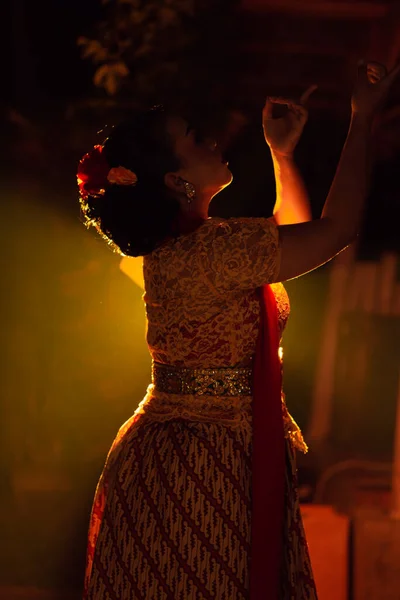 Balinesische Frauen Kultureller Kleidung Posieren Vor Der Beleuchtung Mit Tanzbewegungen — Stockfoto