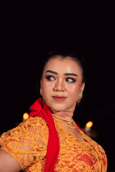 Яванка Традиційному Оранжевому Вбранні Одягнена Грим Червоний Шарф Танцювальному Фестивалі — стокове фото