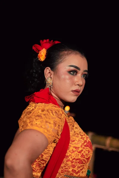 Endonezya Daki Bir Dans Festivalinde Geleneksel Turuncu Elbiseli Makyajlı Kırmızı — Stok fotoğraf
