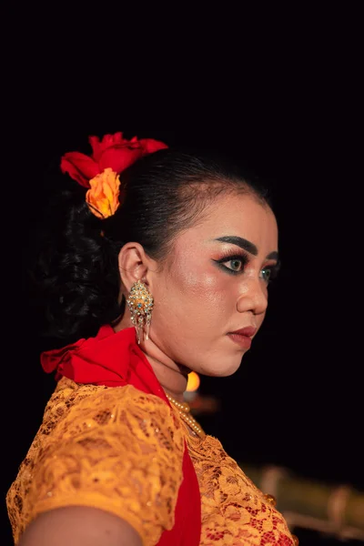 Femme Javanaise Robe Traditionnelle Orange Avec Maquillage Une Écharpe Rouge — Photo