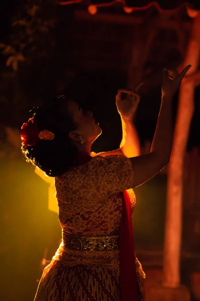 Mujeres Balinesas Llevando Ropa Cultural Mientras Posan Frente Iluminación Con —  Fotos de Stock