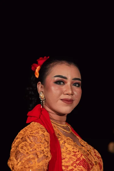 Javanese Kvinna Traditionell Orange Klänning Medan Bär Makeup Och Röd — Stockfoto