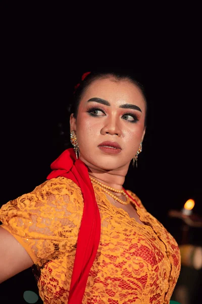 Javanese Kobieta Tradycyjnej Pomarańczowej Sukience Podczas Noszenia Makijażu Czerwony Szalik — Zdjęcie stockowe