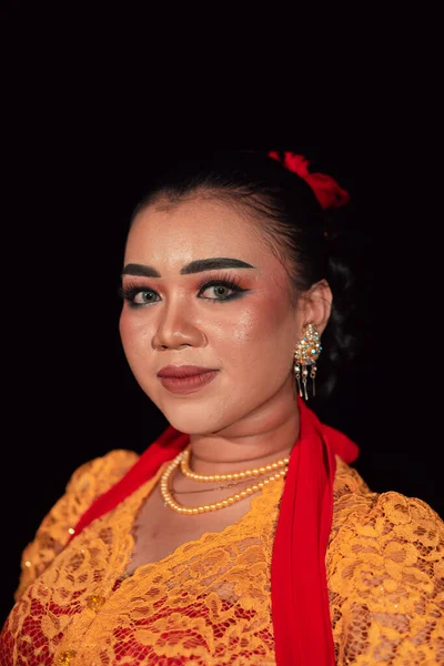 インドネシアのダンスフェスティバルで化粧と赤いスカーフを身に着けている間 伝統的なオレンジのドレスを着たジャワ人女性 — ストック写真