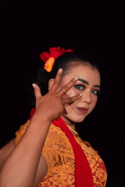 Ojos Afilados Mujeres Indonesias Con Maquillaje Mientras Usan Vestido Naranja —  Fotos de Stock