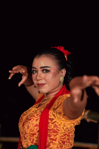 Жестокое Лицо Балийской Женщины Макияжем Традиционном Оранжевом Платье Красным Шарфом — стоковое фото